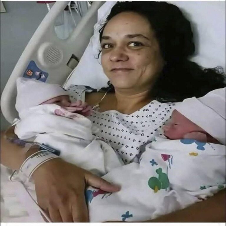 Mujer de 58 años da a luz a gemelos