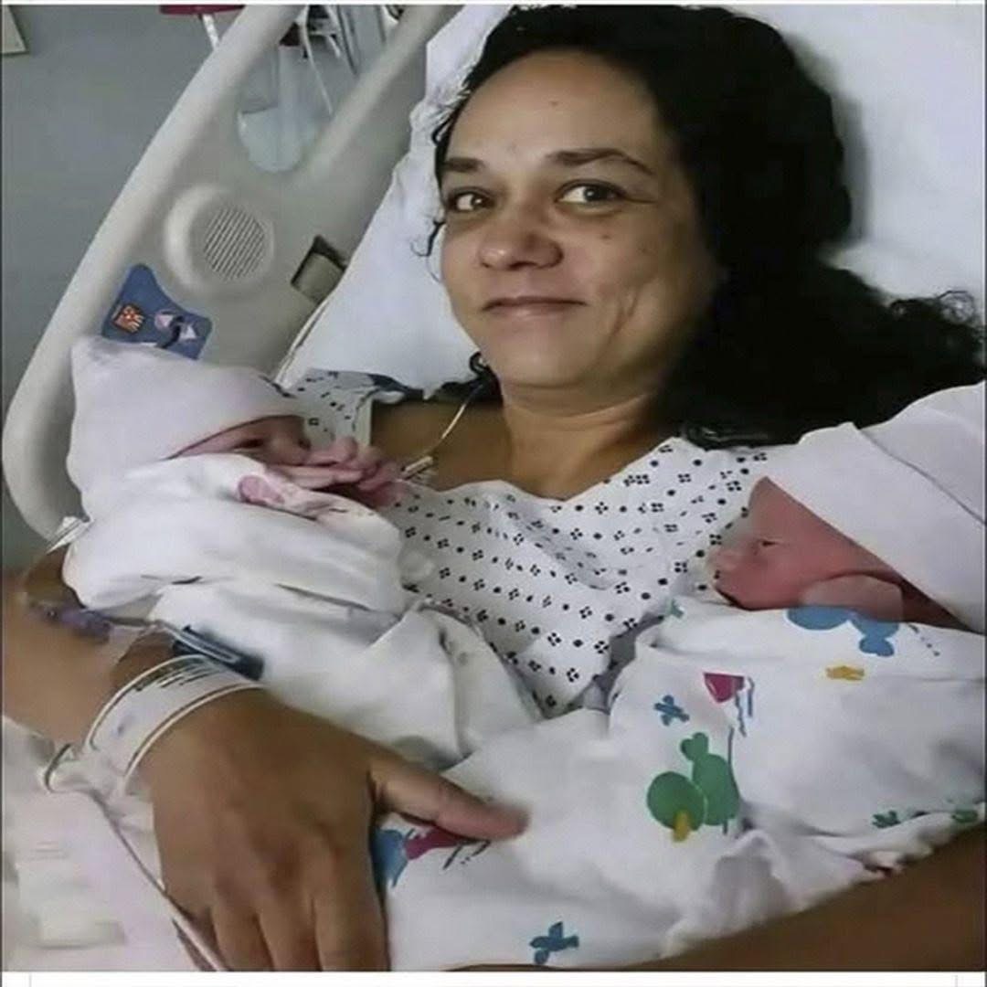 Mujer de 58 años da a luz a gemelos