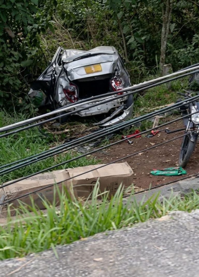 🚨 Aparatoso accidente en la Variante de Popayán dejó un vehículo destruido