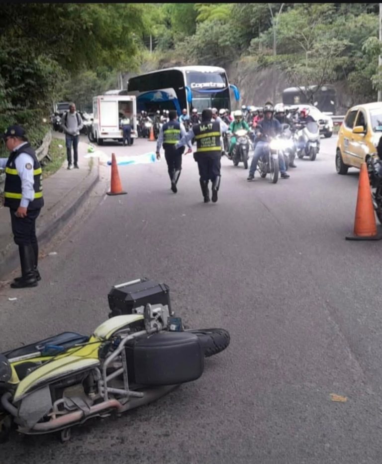 Trágico accidente en Santander: mujer murió tras bajar de una motocicleta para recoger productos en la vía