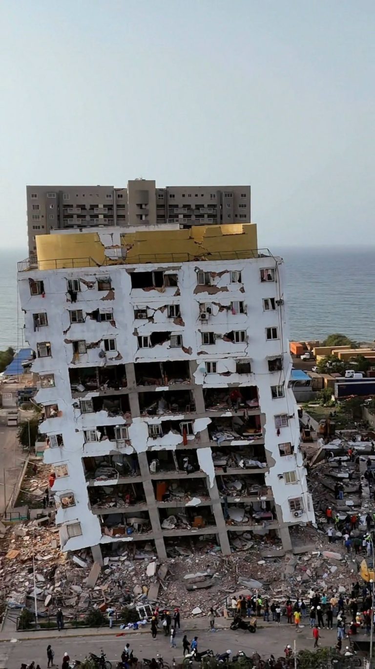 Terremoto en Venezuela deja más de 1,400 muertos y crece la desesperación