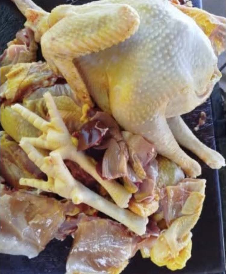 Médicos explican si comer gallina criolla puede causar problemas de salud y qué precauciones debes tomar