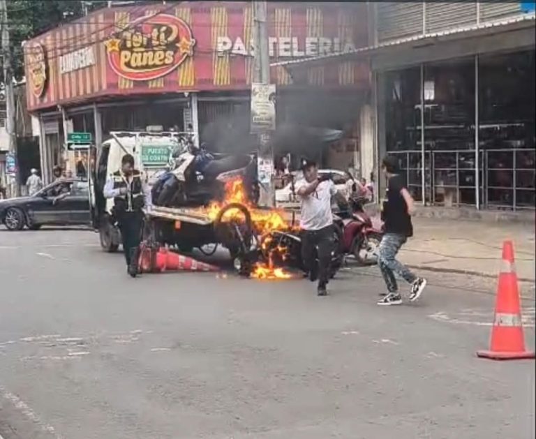 Indignación en Jamundí: hombre incendia grúa tras inmovilización de su motocicleta