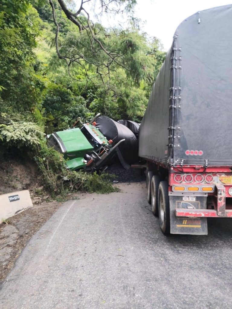 Dos heridos y vía cerrada tras choque entre tractomulas en Ocaña–Aguachica
