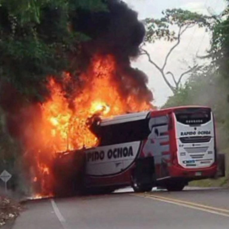 Hombres armados incendian bus de Rápido Ochoa en vía hacia Palomino