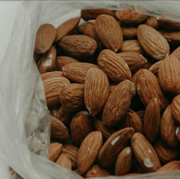 Médicos explican qué provoca realmente comer almendras con frecuencia