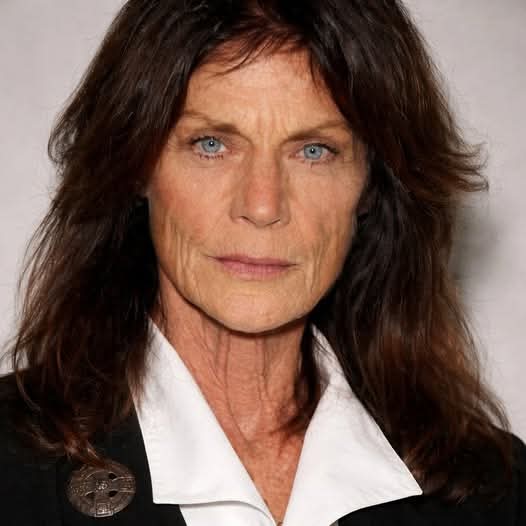 Actriz de 76 años sorprende por su belleza natural y su historia lejos de las pantallas