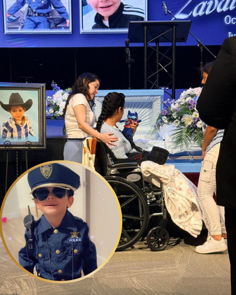 Madre despide a su hijo de 4 años y coloca su peluche favorito junto a él