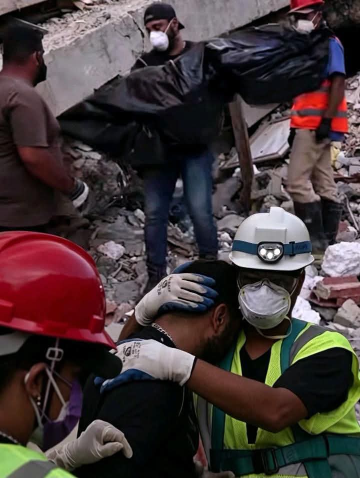 Familiares recuperan por sus propios medios los cuerpos de una madre y sus tres hijas tras permanecer 12 días bajo los escombros