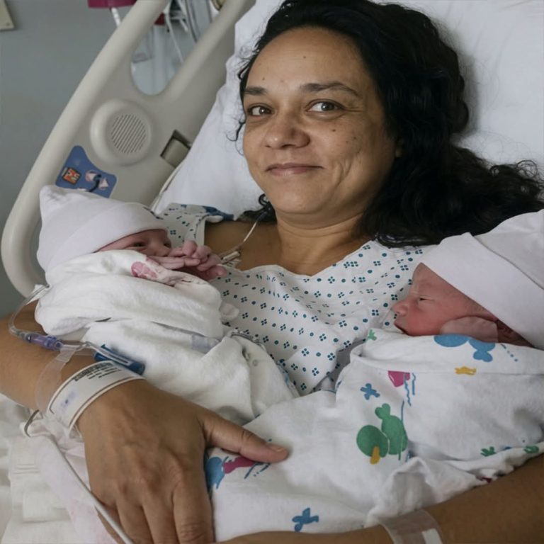 Mujer de 58 años sorprende al dar a luz a gemelos y su historia emociona a miles de personas